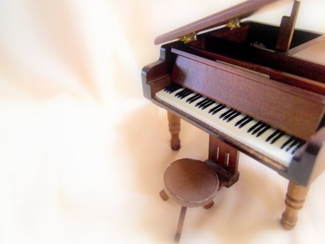 ピアノの置物
