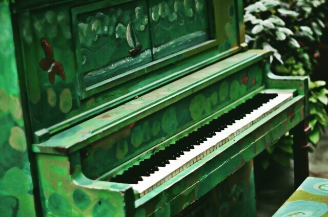 緑色のアップライトピアノ
