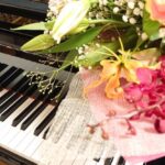 ピアノと花束