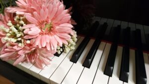 ピアノの鍵盤とガーベラ