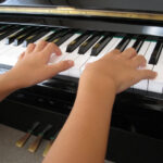 ピアノを弾く子供の両手