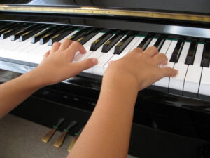 ピアノを弾く子供の両手
