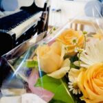 グランドピアノと花束