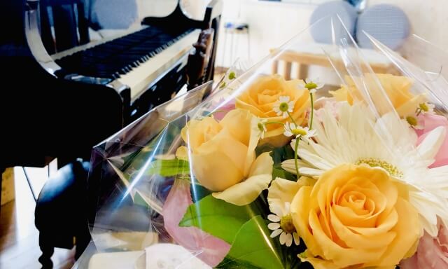 グランドピアノと花束