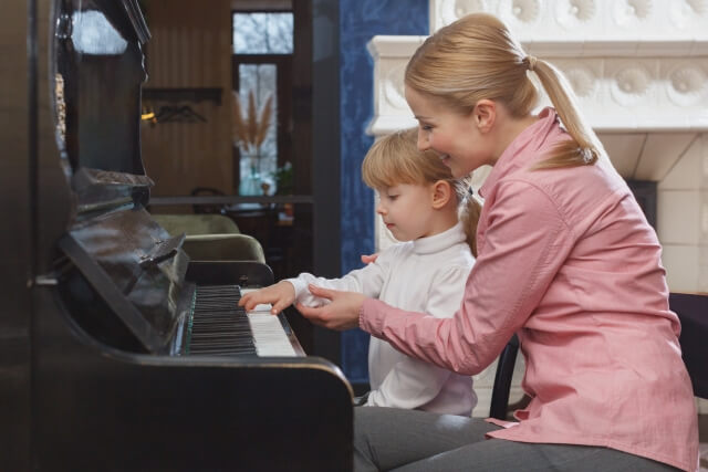 ピアノの先生と子供
