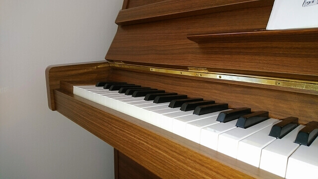 茶色のアップライトピアノ