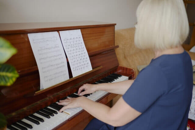 ピアノを弾く高齢女性