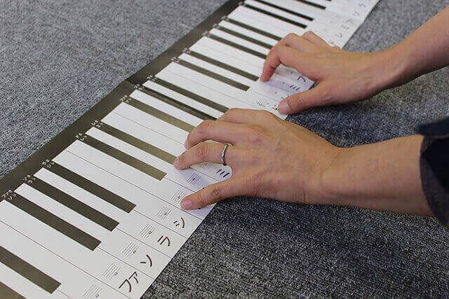 鍵盤シートと女性の手