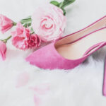 女性の靴と花
