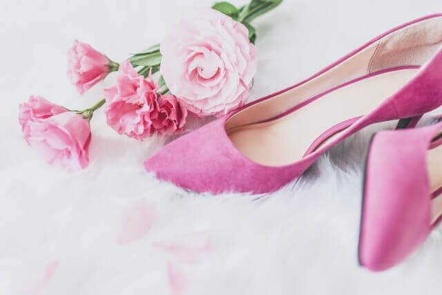 女性の靴と花