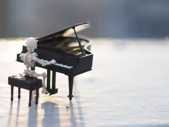 ピアノを弾く骸骨