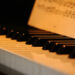 ピアノの鍵盤と楽譜