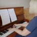ピアノを弾く高齢女性